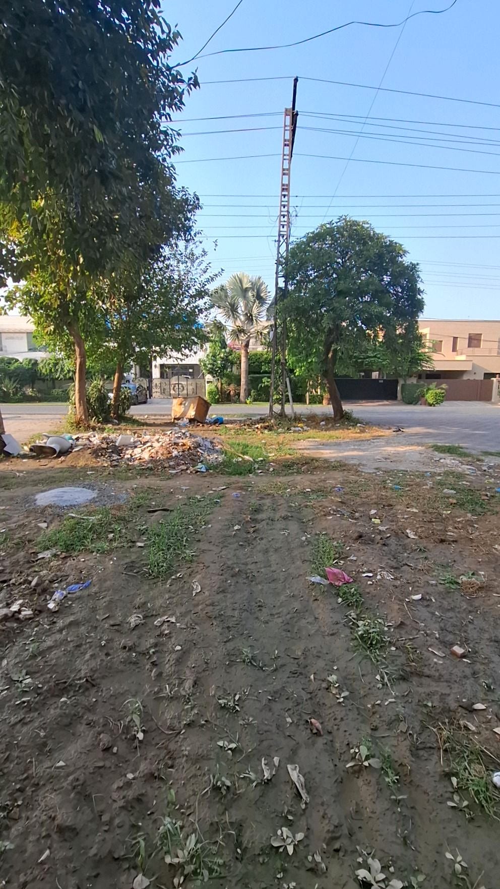 What faces the plot — Plot 16, Block CCA, DHA Phase 4